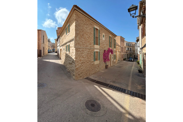 Hochwertig saniertes Stadthaus mit Pool im Innenhof und Garage in Arta Bild 2