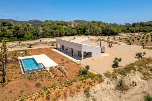 Neugebaute Finca mit herrlichem Blick in die Natur in Son Macia / Südosten