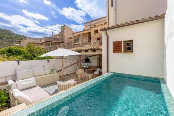 Hochwertig renovierte Wohnung mit historischem Charakter und Pool
