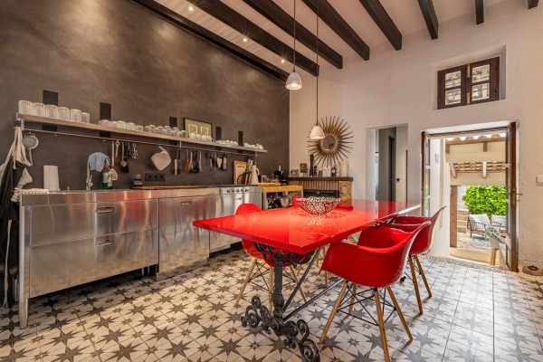 Hochwertig renovierte Wohnung mit historischem Charakter und Pool Bild 6