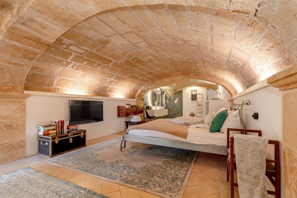 Hochwertig renovierte Wohnung mit historischem Charakter und Pool Bild 7