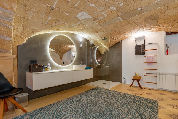 Hochwertig renovierte Wohnung mit historischem Charakter und Pool Bild 8