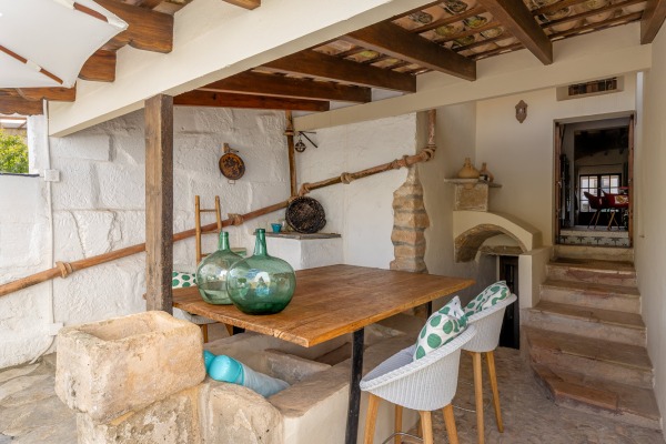 Hochwertig renovierte Wohnung mit historischem Charakter und Pool Bild 12