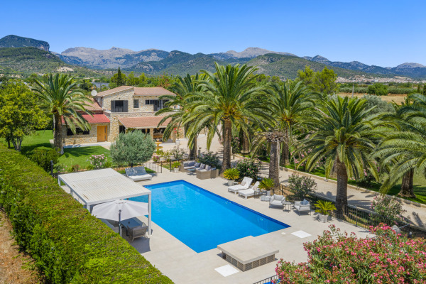 Idyllisch gelegene, moderne Finca mit Blick auf die mallorquinische Berglandschaft
