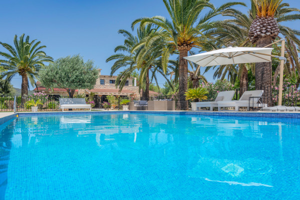 Idyllisch gelegene, moderne Finca mit Blick auf die mallorquinische Berglandschaft Bild 2