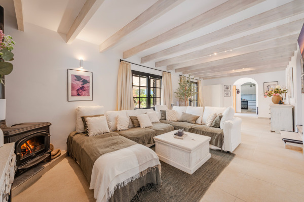 Idyllisch gelegene, moderne Finca mit Blick auf die mallorquinische Berglandschaft Bild 7