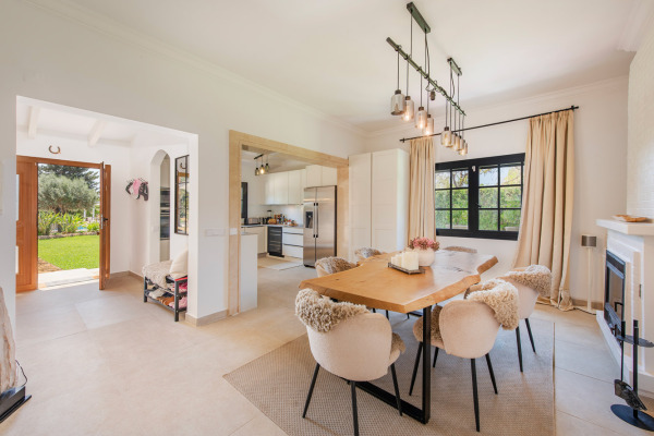 Idyllisch gelegene, moderne Finca mit Blick auf die mallorquinische Berglandschaft Bild 8