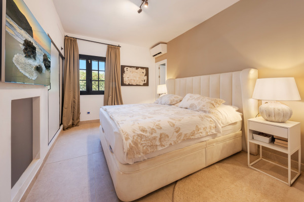 Idyllisch gelegene, moderne Finca mit Blick auf die mallorquinische Berglandschaft Bild 10