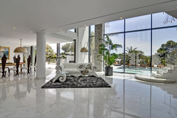 Spektakuläre Luxusvilla mit viel Privatsphäre und Teilmeerblick Bild 4