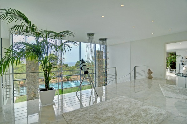 Spektakuläre Luxusvilla mit viel Privatsphäre und Teilmeerblick Bild 12