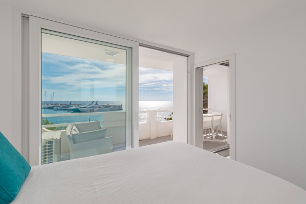 Apartment direkt am Meer mit Blick auf den Lifestyle Hafen Port Adriano Bild 8