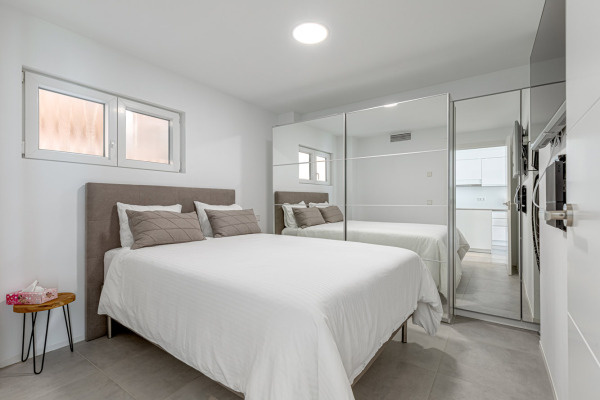 Apartment direkt am Meer mit Blick auf den Lifestyle Hafen Port Adriano Bild 9