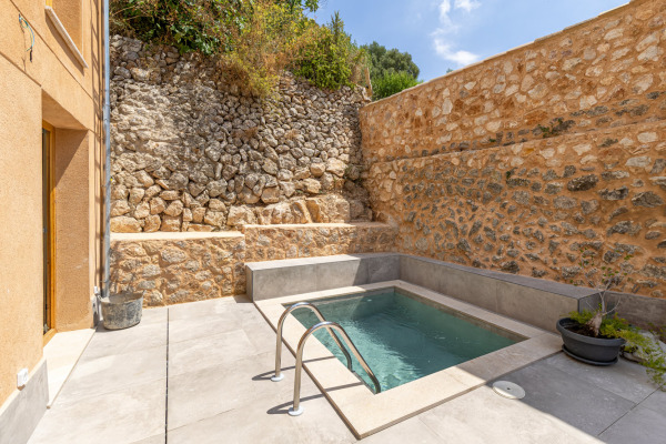 Neubau-Stadthaus mit traumhaftem Blick auf die Berge und das Dorf Bunyola Bild 8