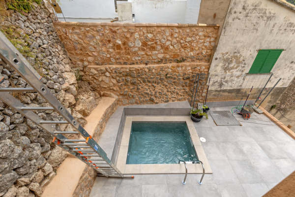 Neubau-Stadthaus mit traumhaftem Blick auf die Berge und das Dorf Bunyola Bild 9