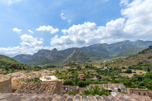 Neubau-Stadthaus mit traumhaftem Blick auf die Berge und das Dorf Bunyola Bild 11