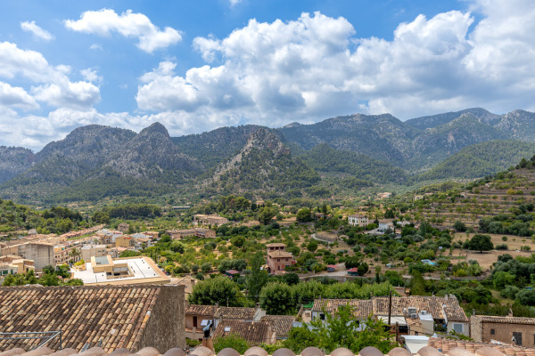 Neubau-Stadthaus mit traumhaftem Blick auf die Berge und das Dorf Bunyola Bild 12