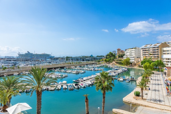 Apartment mit Blick auf das Meer und den Hafen in Can Barbara