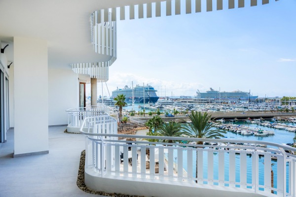 Apartment mit Blick auf das Meer und den Hafen in Can Barbara Bild 12