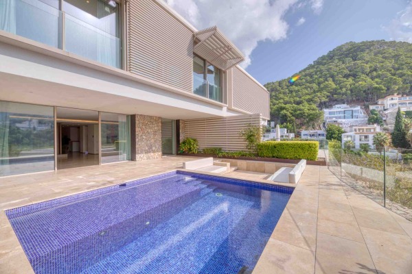 Exklusive Villa mit Meerblick in begehrter Hanglage nahe dem Yachthafen