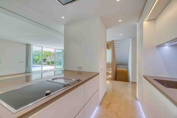 Exklusive Villa mit Meerblick in begehrter Hanglage nahe dem Yachthafen Bild 5