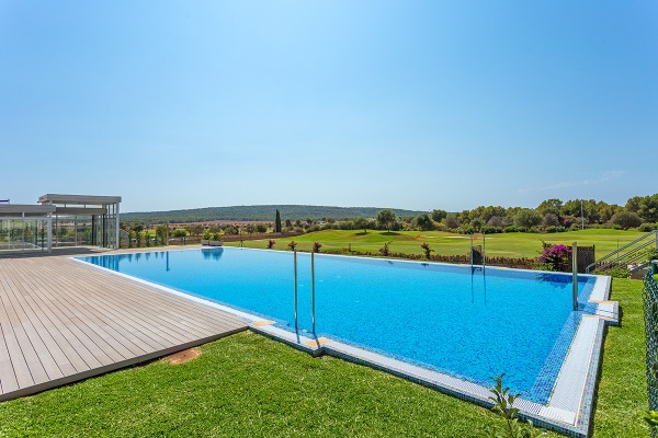 Freistehende Villa mit privatem Pool und Blick über den Golfplatz