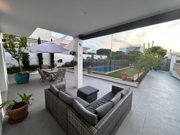 Komplett unterkellerte Doppelhaushälfte mit Pool in  Puig de Ros Bild 2