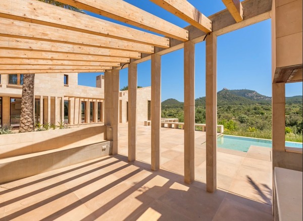 Moderne Luxusfinca mit traumhaftem Landschaftsblick bei Es Carritxo Bild 2