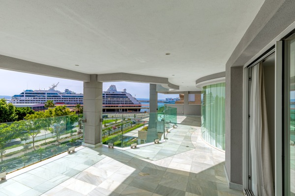 Elegante Luxuswohnung mit Blick auf den Hafen und das Meer