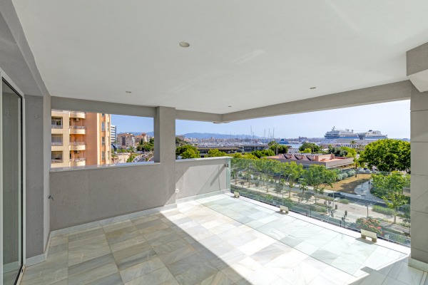 Elegante Luxuswohnung mit Blick auf den Hafen und das Meer Bild 6