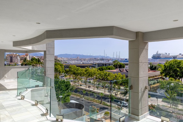 Elegante Luxuswohnung mit Blick auf den Hafen und das Meer Bild 9