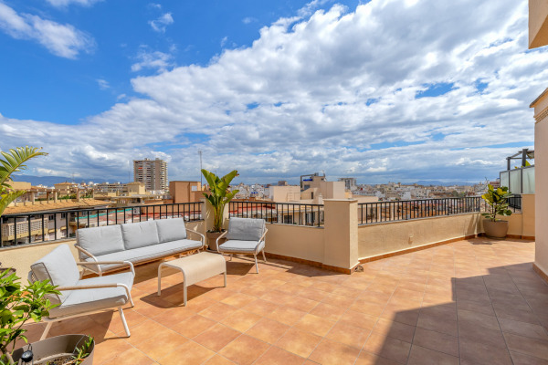Modernisiertes Penthouse-Apartment mit traumhafter Terrasse in Santa Catalina Bild 2
