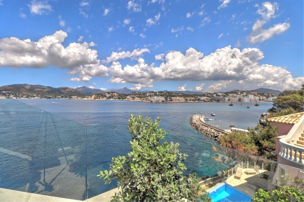 Moderne Villa mit traumhaftem Blick direkt am Meer in Santa Ponsa