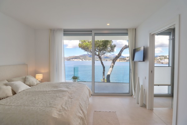 Moderne Villa mit traumhaftem Blick direkt am Meer in Santa Ponsa Bild 7