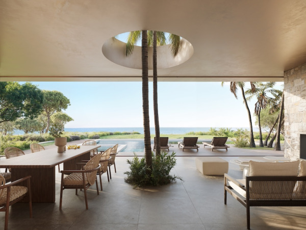 Einzigartige, moderne Neubauvilla direkt am Meer in Sa Torre Bild 2