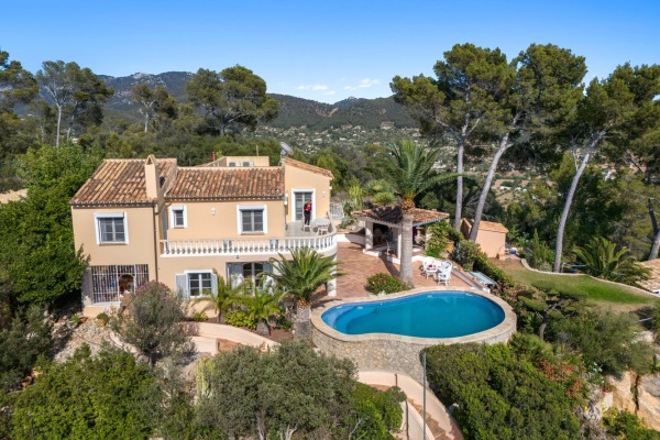 Villa mit traumhaftem Blick auf den Hafen und das Meer in Port Andratx Bild 3