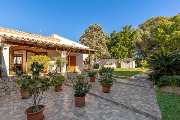 Mediterrane Villa mit einem schönen Garten und viel Privatsphäre in Palmanova Bild 2