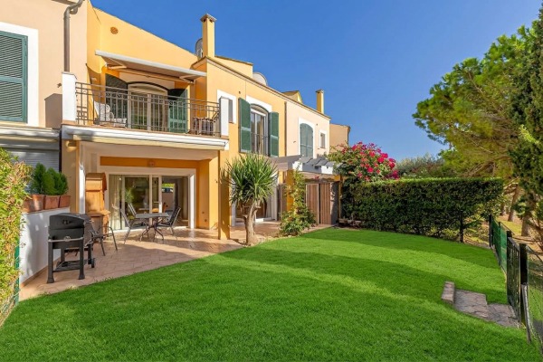 Reihenhaus in exklusiver Golfplatzlage in Camp de Mar im Südwesten Mallorcas