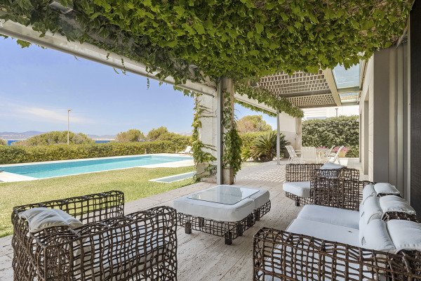Luxusvilla in einzigartiger Lage in erster Meereslinie von Son Veri Nou Bild 3