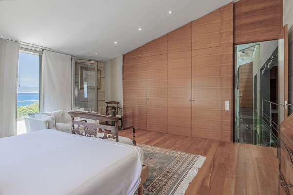 Luxusvilla in einzigartiger Lage in erster Meereslinie von Son Veri Nou Bild 11