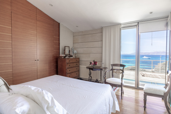 Luxusvilla in einzigartiger Lage in erster Meereslinie von Son Veri Nou Bild 12