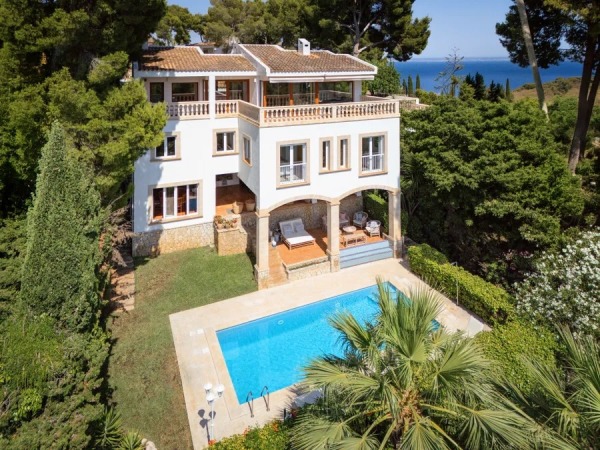 Mediterrane Villa mit Panoramaweitblick bis zum Meer und viel Potential