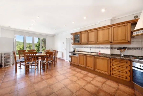 Mediterrane Villa mit Panoramaweitblick bis zum Meer und viel Potential Bild 7