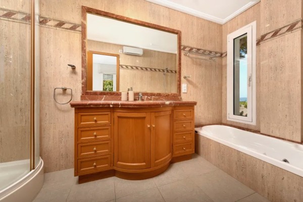 Mediterrane Villa mit Panoramaweitblick bis zum Meer und viel Potential Bild 9