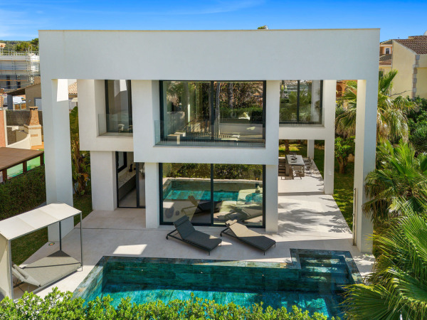 Neuwertige, modern gestaltete Luxusvilla oberhalb von Port Adriano Bild 2