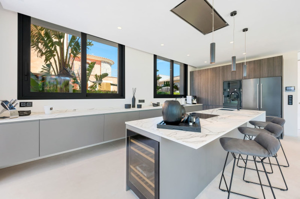 Neuwertige, modern gestaltete Luxusvilla oberhalb von Port Adriano Bild 4