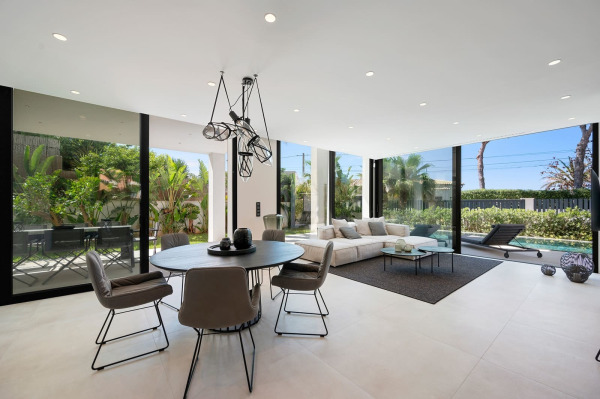 Neuwertige, modern gestaltete Luxusvilla oberhalb von Port Adriano Bild 6