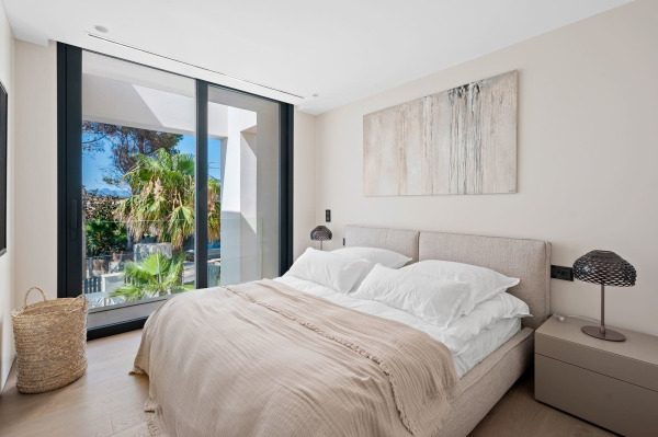 Neuwertige, modern gestaltete Luxusvilla oberhalb von Port Adriano Bild 8