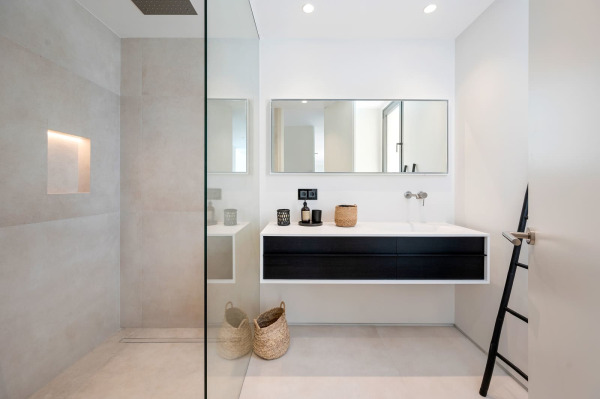 Neuwertige, modern gestaltete Luxusvilla oberhalb von Port Adriano Bild 9