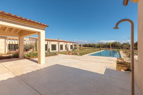 Luxuriös ausgestattete Neubaufinca mit großer Poolanlage in Campos