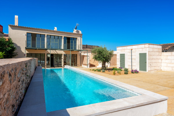Modernes Neubau-Stadthaus mit großem Pool in Llubi in der Inselmitte Bild 2